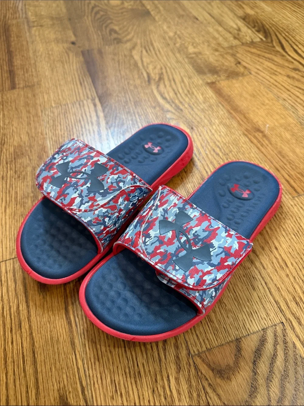 Boy’s Under Armour Flip Flops. Size 3Y. Excellent Condition.
